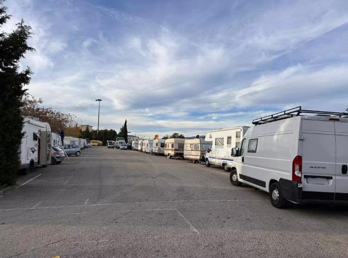 “Algunas de las caravanas en el aparcamiento del Polideportivo Son Hugo en Palma.