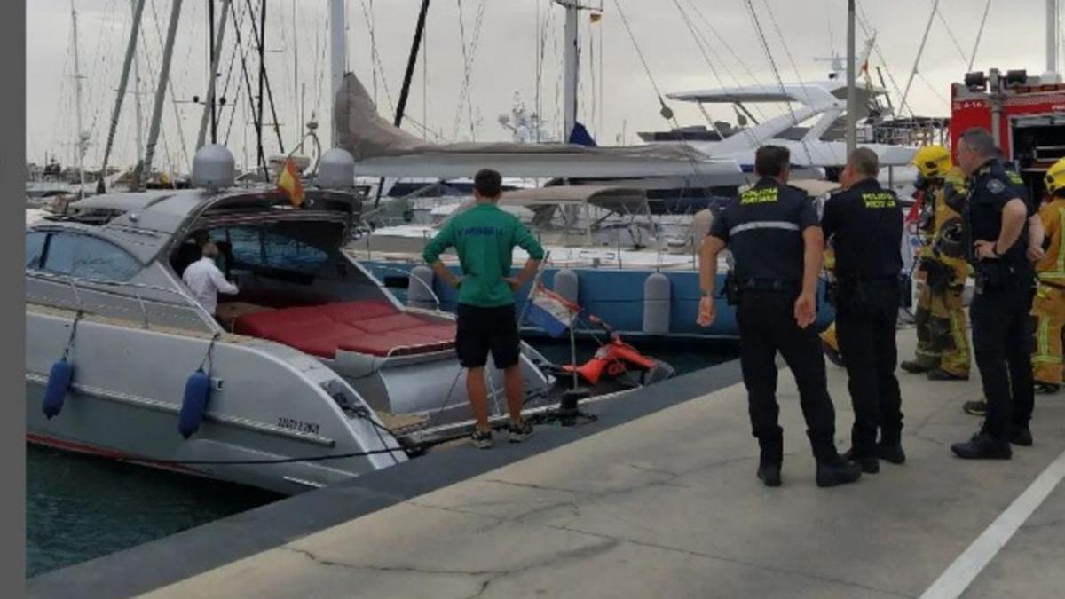 Incendio eléctrico en una lancha amarrada en el muelle de Palma.