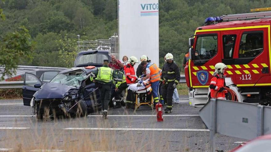 Los servicios de emergencias atienden a la herida en Forcarei, junto al coche que conducía. // Bernabé