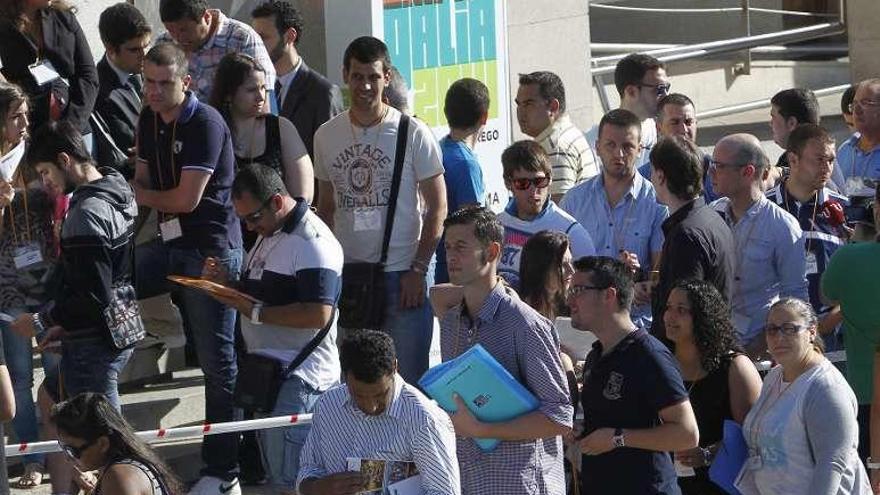 Un grupo de jóvenes en la Feria de Empleo de Galicia.