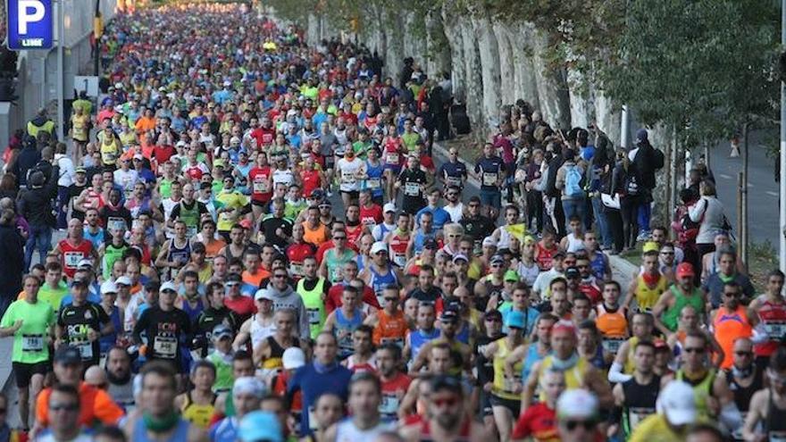 Imagen del Maratón Cabberty de Málaga 2014 con afluencia masiva de corredores en el Paseo de los Curas.