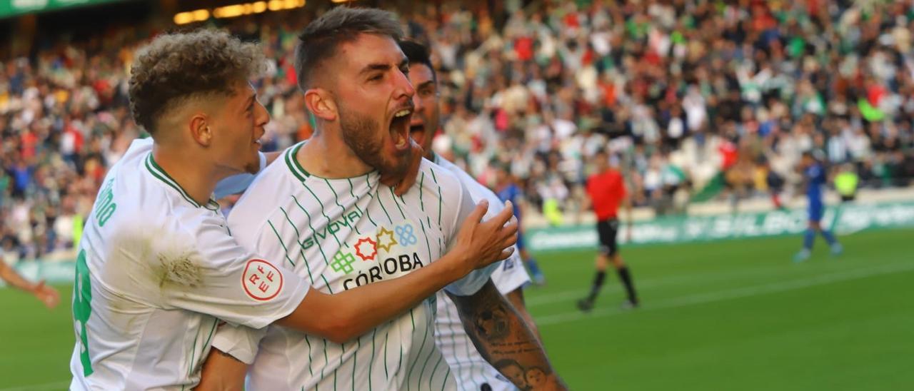 Antonio Casas grita ante la grada su gol al Linares abrazado por Simo.