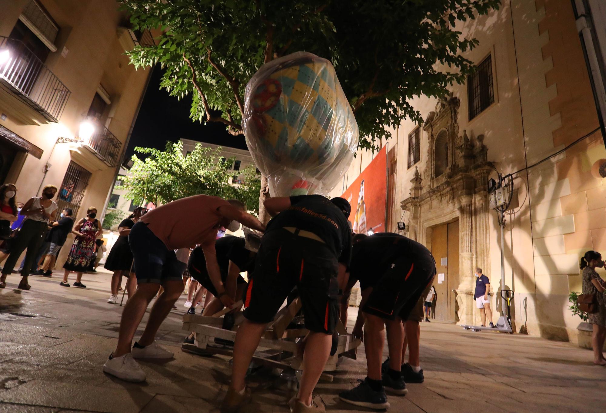 Plantà 2021. Impresionante entrada de la falla del PIlar por la calle Maldonado