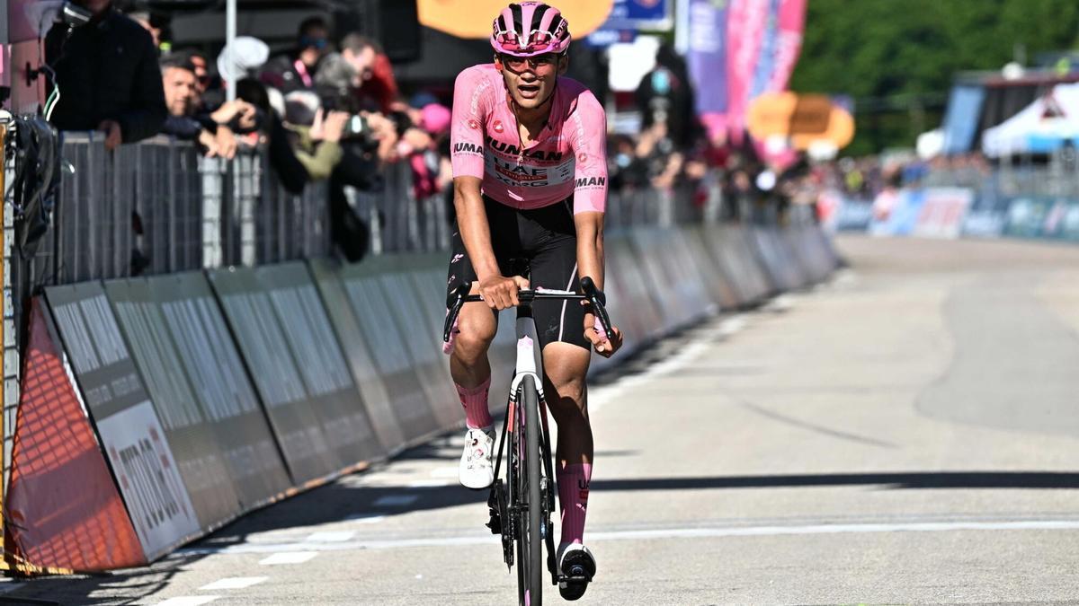SAN VALENTINO (Italy), 27/05/2025.- Mexican rider Isaac Del Toro Romero of UAE Team Emirates XRG wearing the overall leader's pink jersey, in action druing the 16th stage of the 108 Giro d'Italia 2025, cycling race over 203 km from Piazzola sul Brenta to San Valentino, Italy, 27 May 2025. (Ciclismo, Italia)