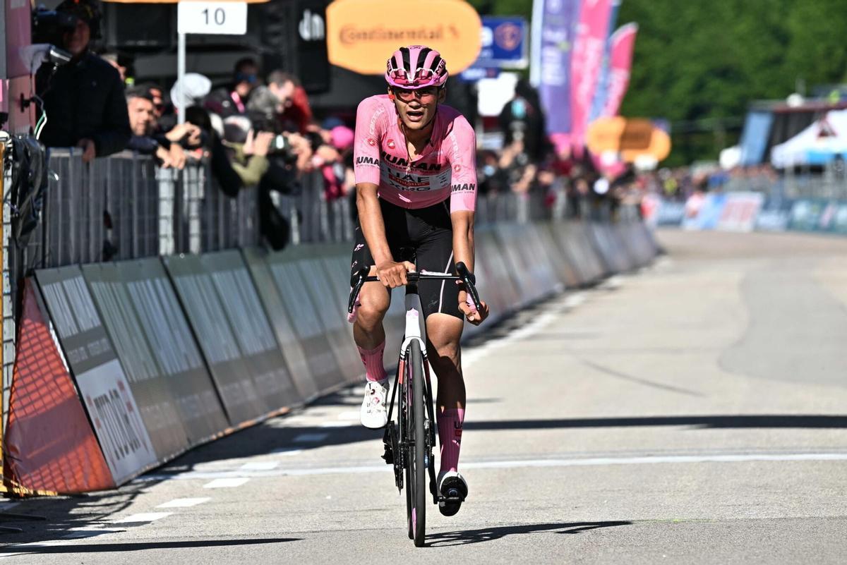 SAN VALENTINO (Italy), 27/05/2025.- Mexican rider Isaac Del Toro Romero of UAE Team Emirates XRG wearing the overall leader's pink jersey, in action druing the 16th stage of the 108 Giro d'Italia 2025, cycling race over 203 km from Piazzola sul Brenta to San Valentino, Italy, 27 May 2025. (Ciclismo, Italia)