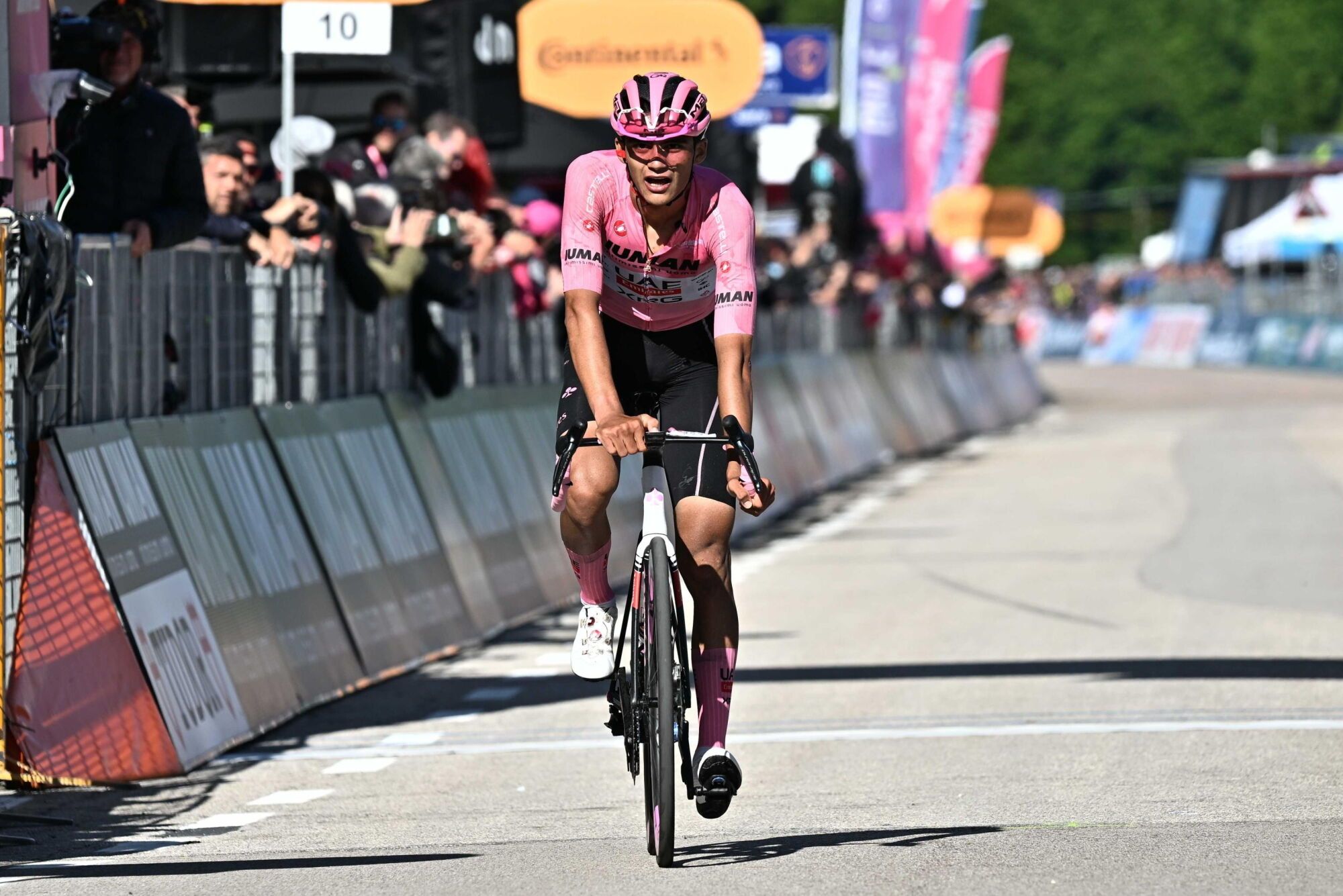 SAN VALENTINO (Italy), 27/05/2025.- Mexican rider Isaac Del Toro Romero of UAE Team Emirates XRG wearing the overall leader's pink jersey, in action druing the 16th stage of the 108 Giro d'Italia 2025, cycling race over 203 km from Piazzola sul Brenta to San Valentino, Italy, 27 May 2025. (Ciclismo, Italia) EFE/EPA/LUCA ZENNARO