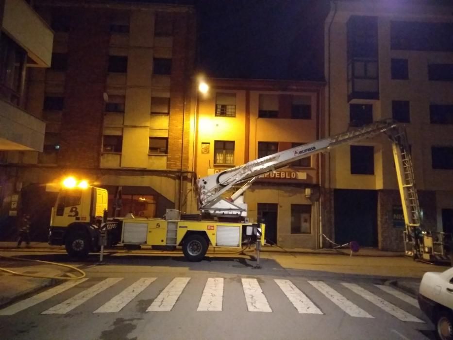 Intervención de los bomberos en un incendio en Sotrondio.