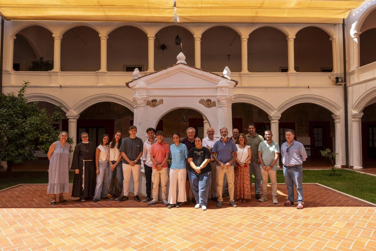 Foto de grupo de los participantes al término de la visita al Real Monasterio de Santa Ana.