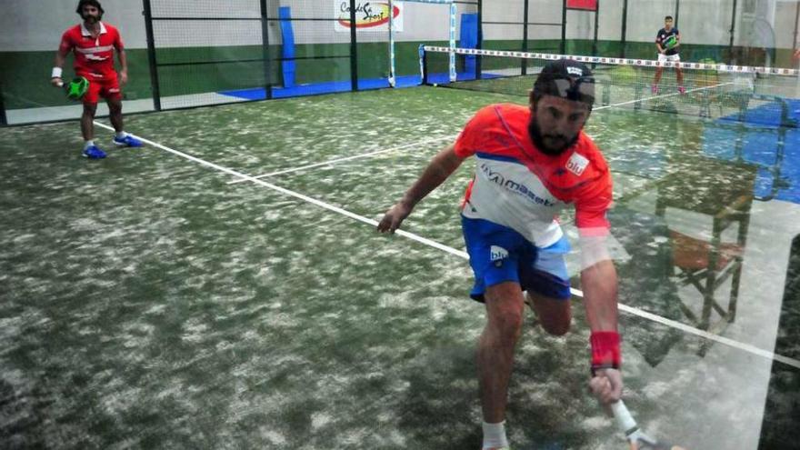 El torneo de padel se inició ayer en las dependencias de Condesa Sport de Caldas de Reis. // Iñaki Abella