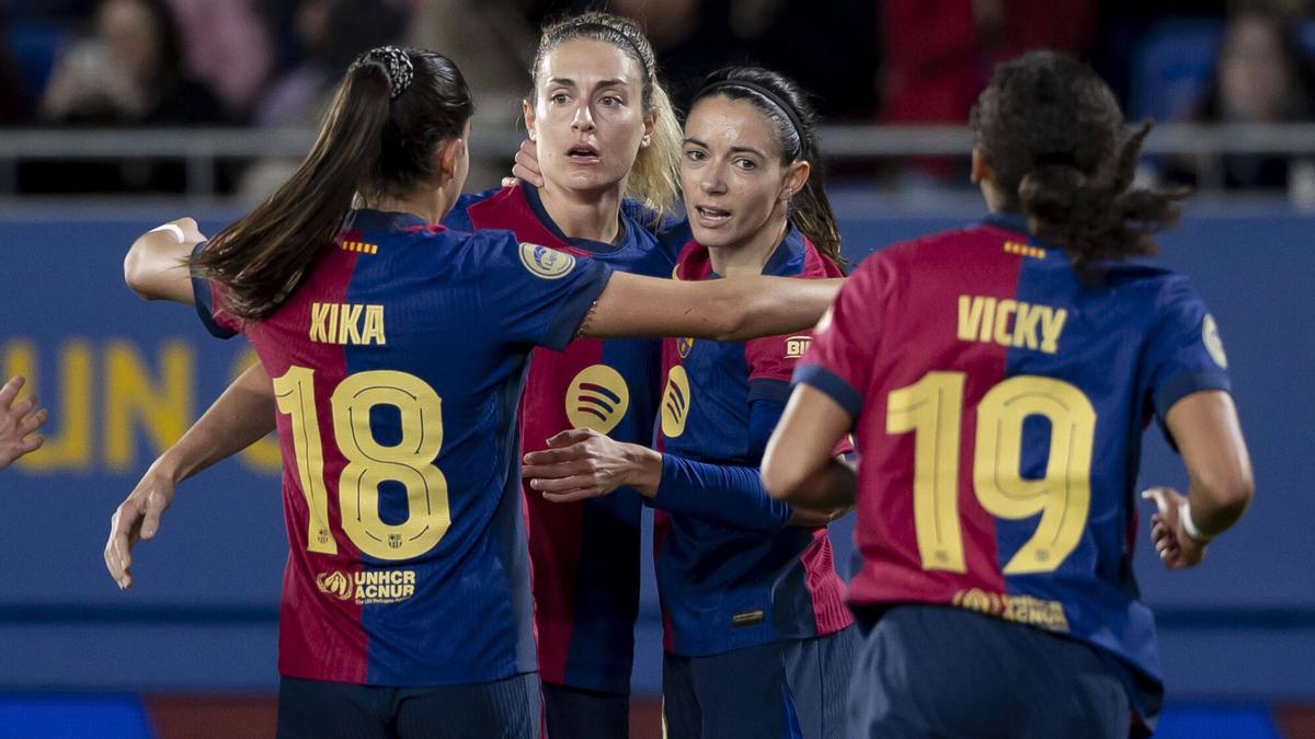 Las nominadas Alexia, Aitana y Vicky, más Kika, celebran un gol, del Barça en el Johan Cruyff.