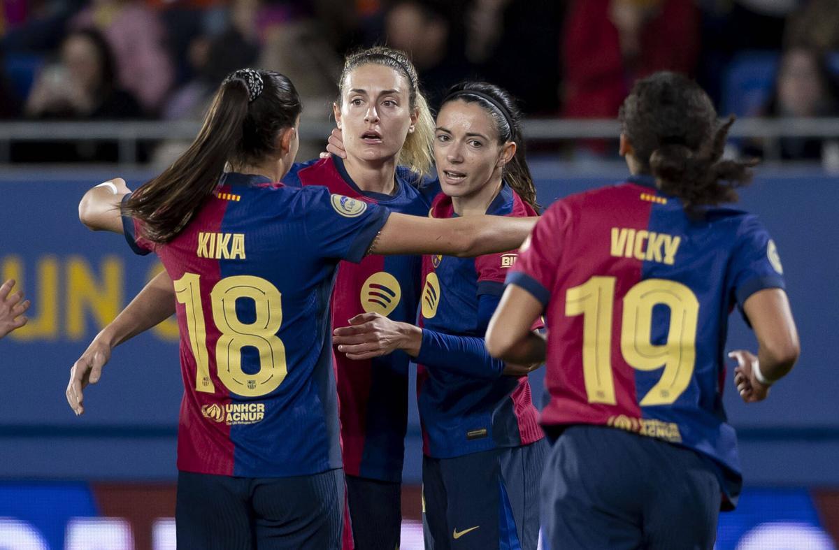 Alexia, Aitana, Vicky y Kika celebran un gol del Barça en el Johan Cruyff.