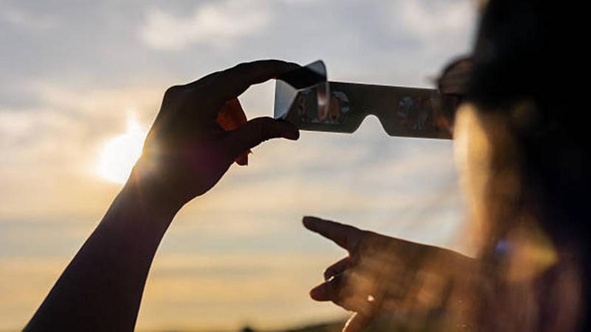 Una persona observando el eclipse con gafas homologadas