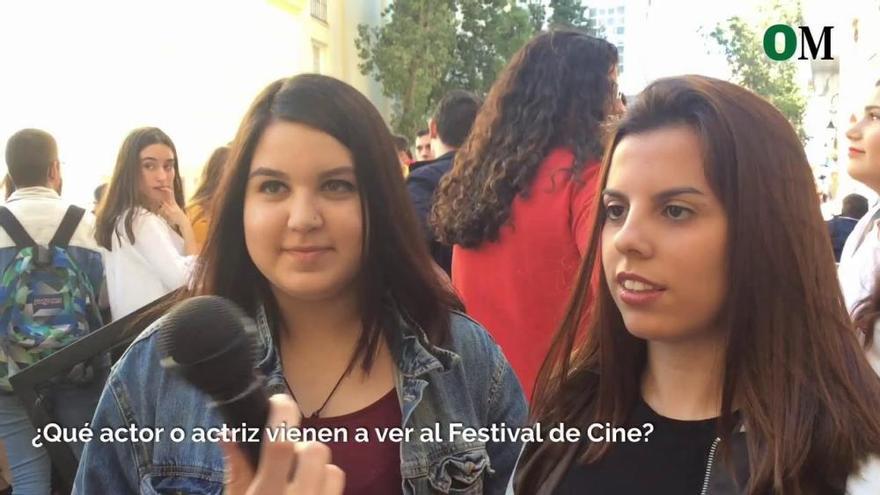 Los fans esperan a sus ídolos en el Festival de Cine de Málaga