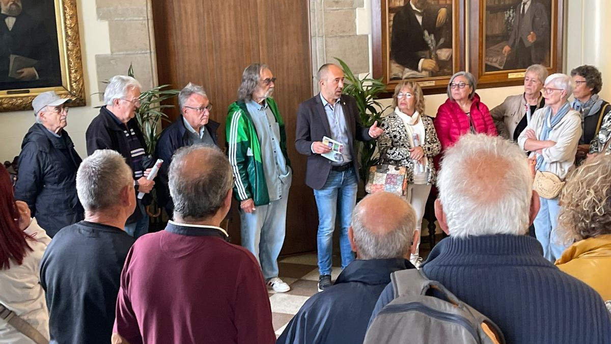 L'alcalde Marc Aloy parlant amb representants de la plataforma de gent gran