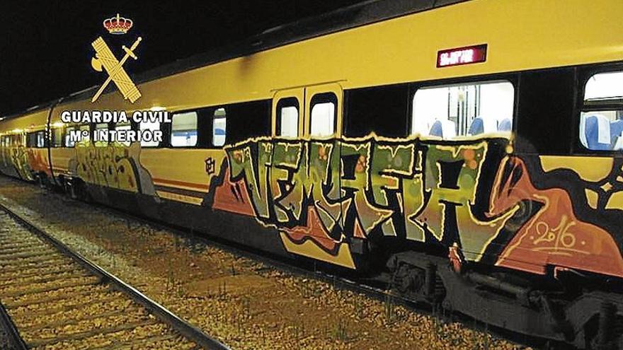 Investigan a 4 jóvenes por hacer pintadas en un tren