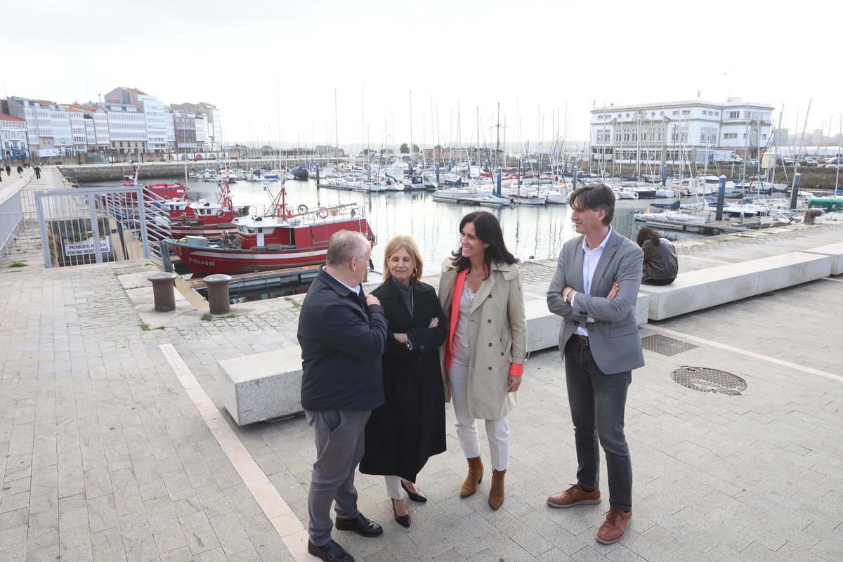 Recorrido por la Marina de Paula Prado, Miguel Lorenzo y la presidenta de la FEMP