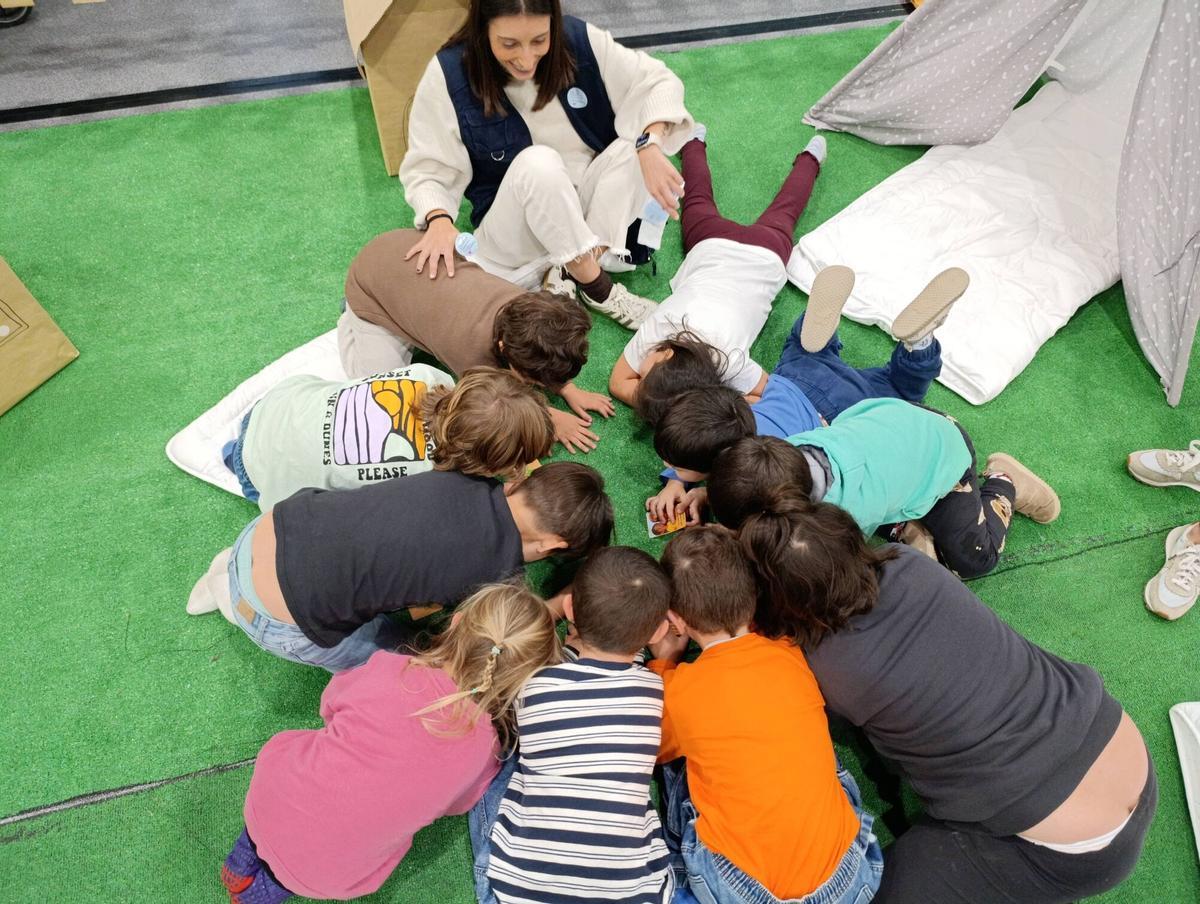 Niños en una actividad en una foto de archivo.