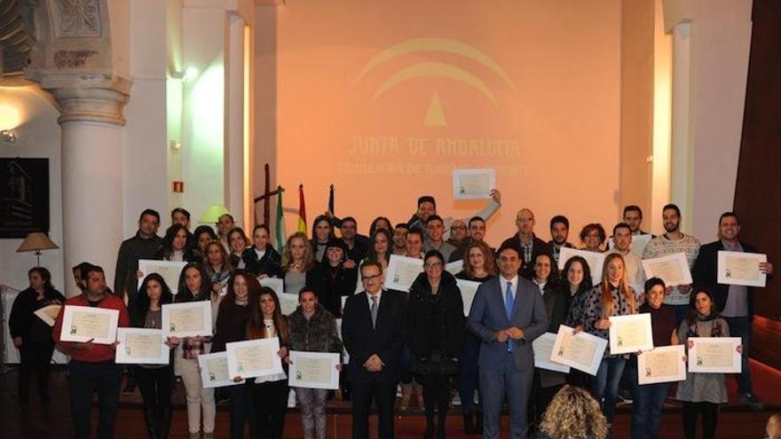 Imagen de la entrega de los diplomas a los alumnos del Hotel Escuela Santo Domingo.