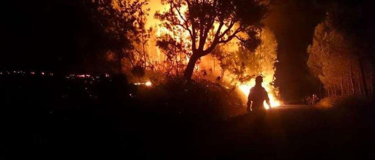 Un bombero forestal durante las labores de extinción del incendio del monte de Fornelos. // Rocío Sánchez