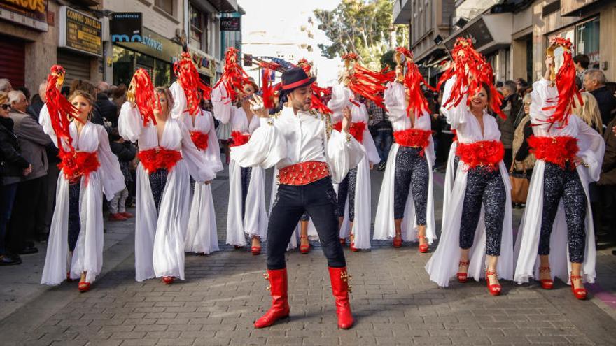 Un desfile de la Media Fiesta de Elda