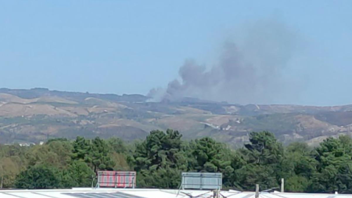 Un incendio en Riós obliga a cortar la N-525