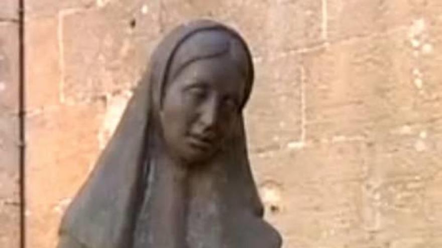 Estatua de Sor Maria Rafela.