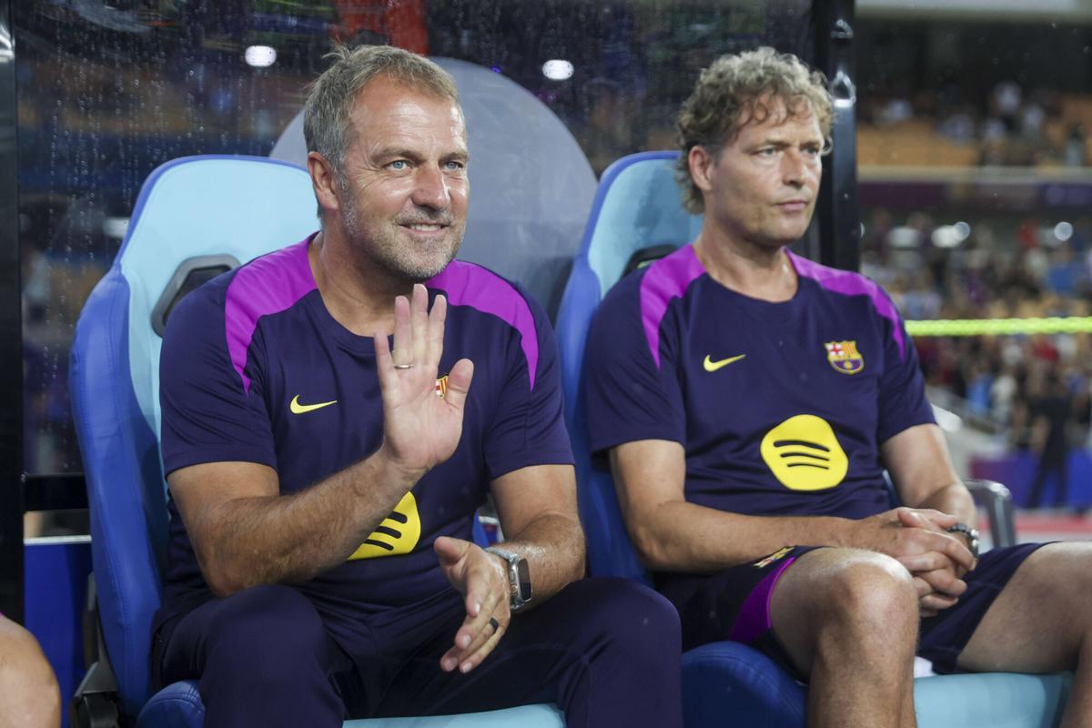 Hansi Flick, junto a uno de sus ayudantes, Marcus Sorg