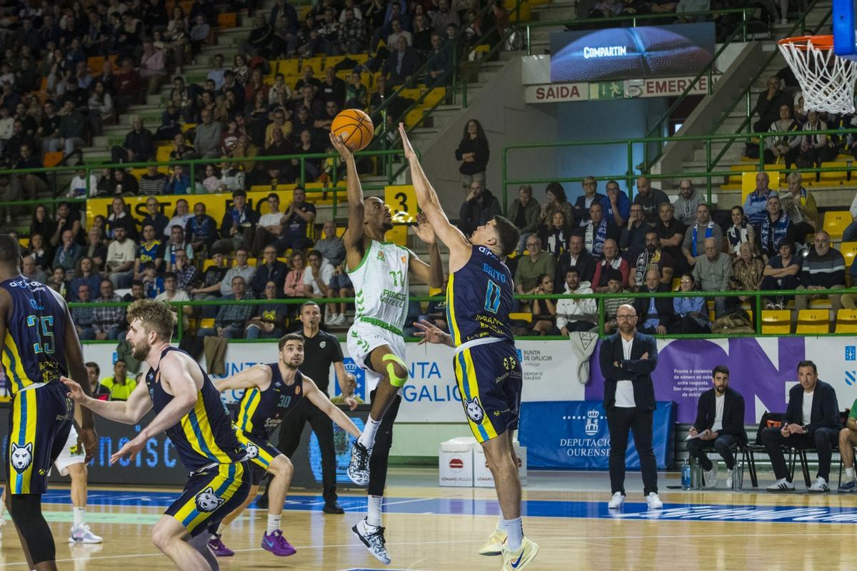 El Amics da otro paso hacia el precipicio en Ourense (96-77)