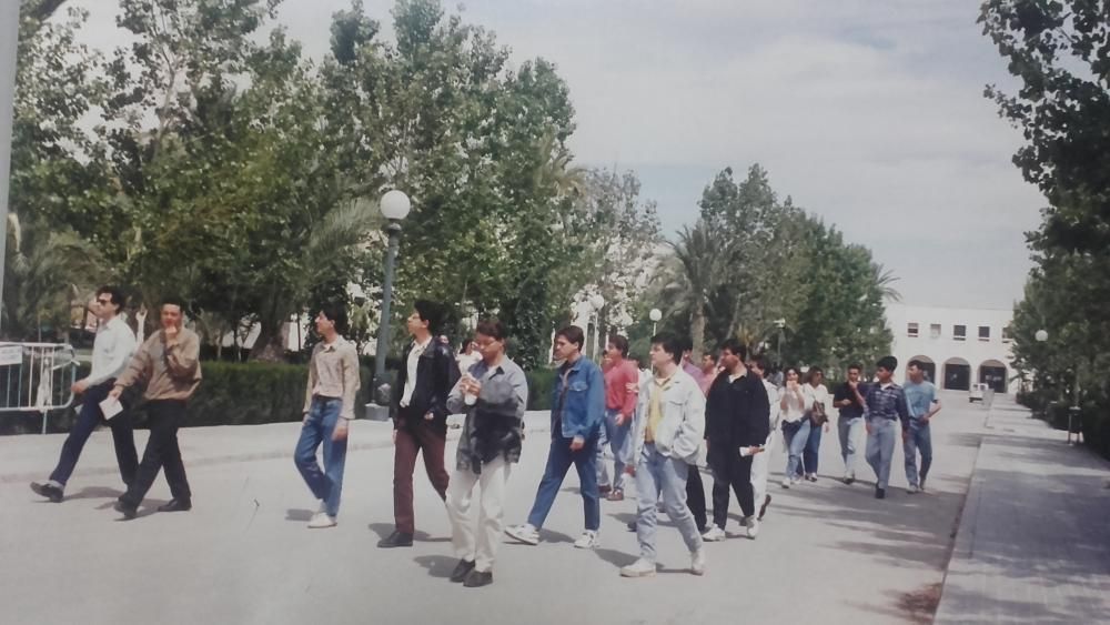 Alumnos, por la zona de los barracones en 1990