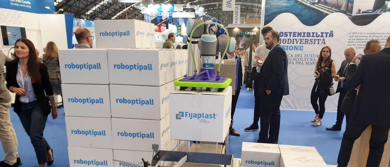 El robot colaborativo Roboptipall, moviendo una caja para construir un palé.  // MARTA G. BREA