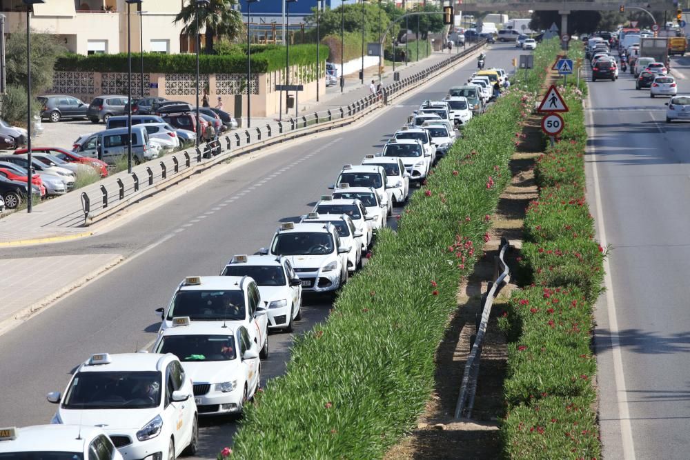 Un centenar de taxis de Ibiza paran para protestar por las licencias VTC