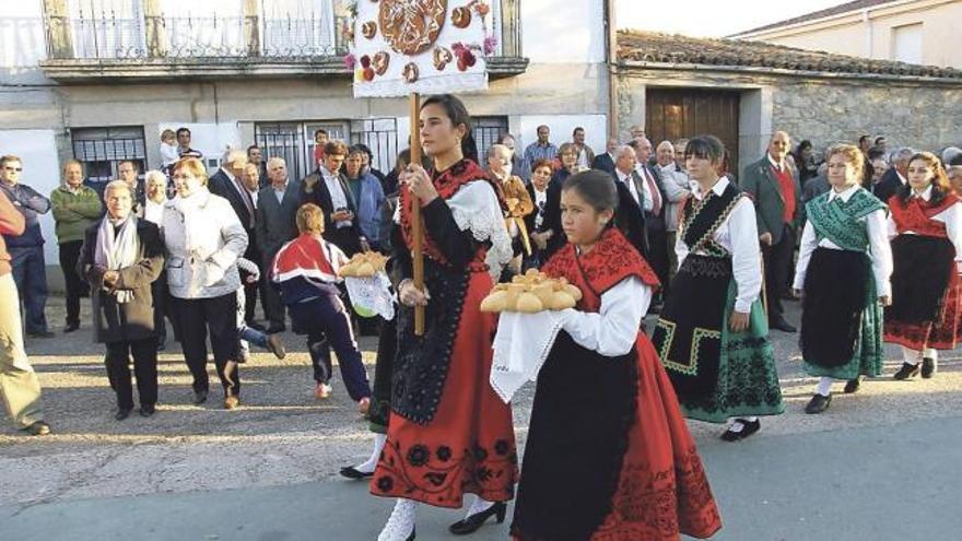 Un cura inmortaliza un momento de la ceremonia presidida por el obispo.