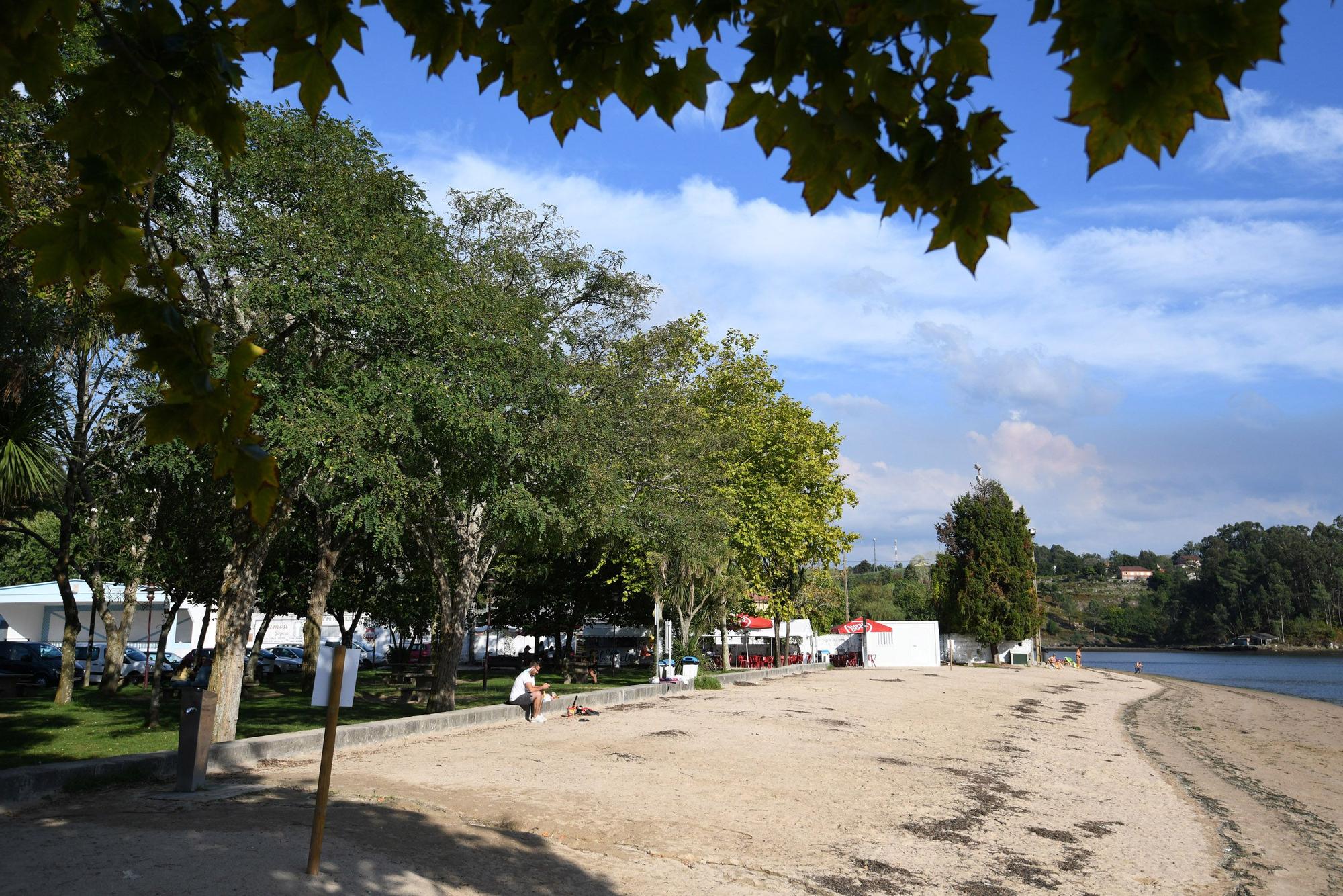 Playa de Pontesampaio en la desembocadura del río Verdugo.