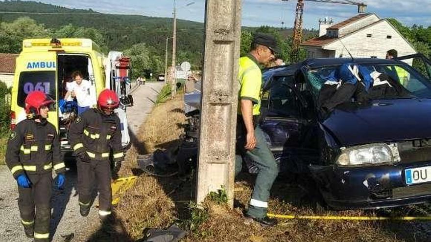 El vehículo en el que iba el menor impactó contra un poste. // FdV