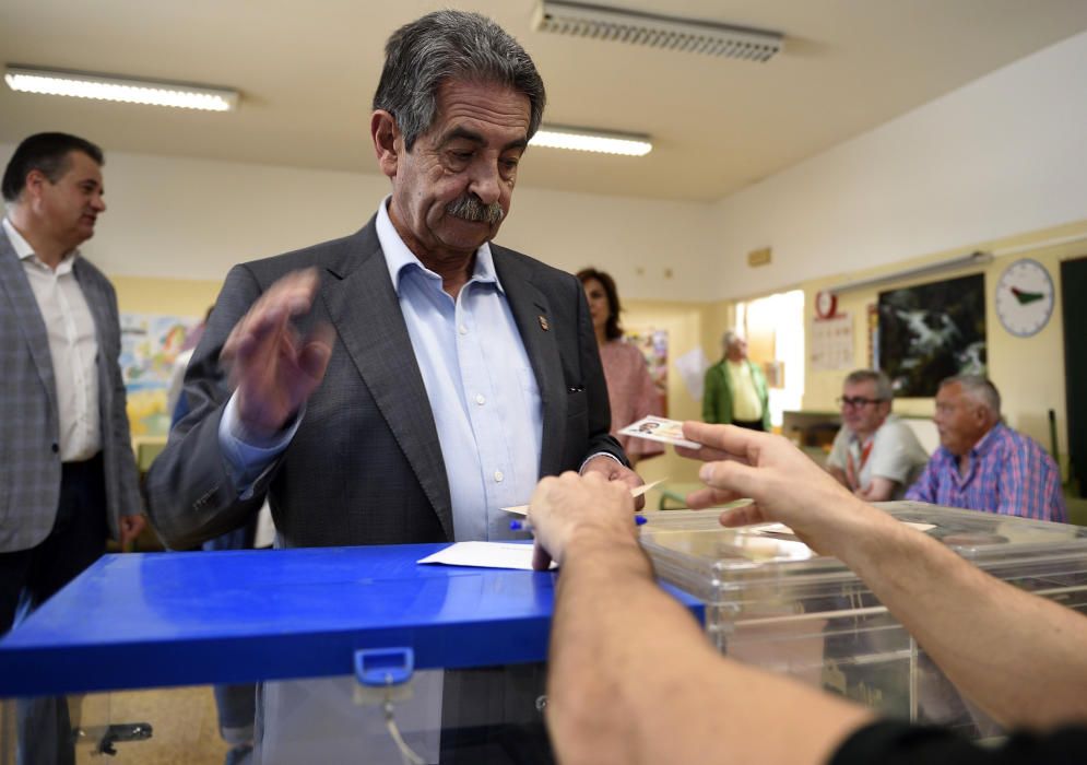 MIGUEL ÁNGEL REVILLA VOTA EN EL ASTILLERO