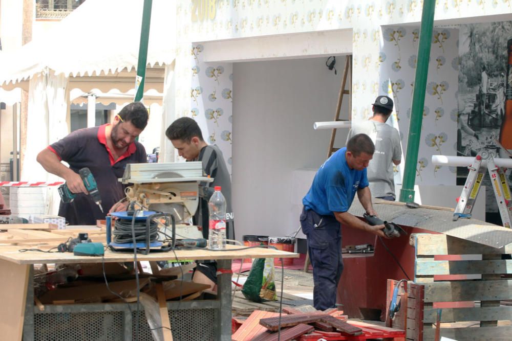 Bares, restaurantes y casetas del Centro Histórico de la ciudad se engalanan y abastecen en las horas previas al inicio de la Feria de Málaga