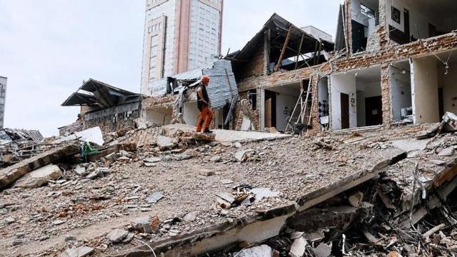 El policía de Montilla David Pino y su perro Grey buscan supervivientes entre las ruinas de un edificio en Pereira (Colombia).