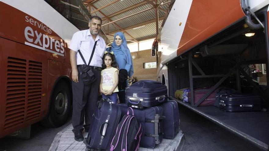 El imán de Badajoz y su familia vuelven a casa por el Ramadán