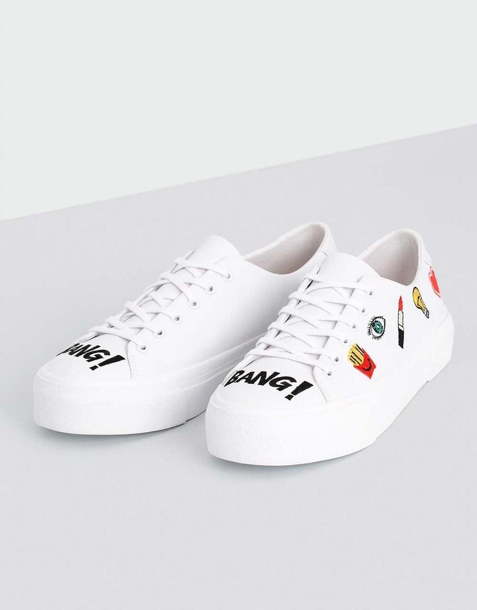 Zapatillas blancas con detalles bordados (Precio: 9,99 euros)