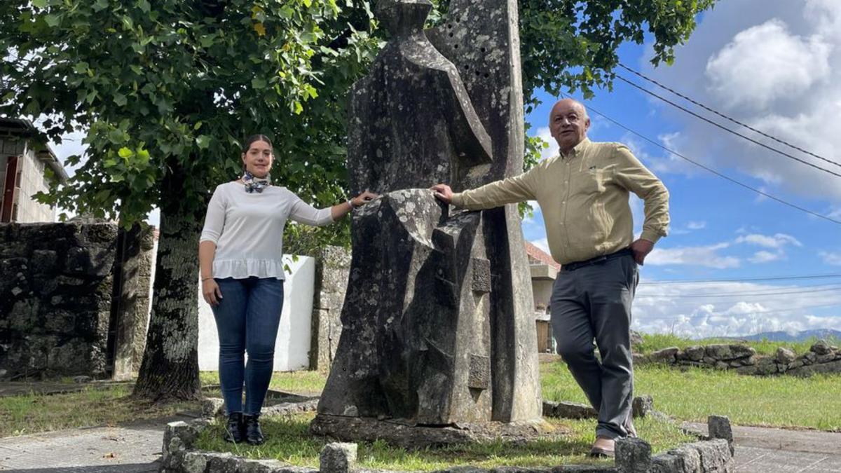 Andrés Iglesias y Eloisa Nogueira en el monumento al emigrante.   // FdV