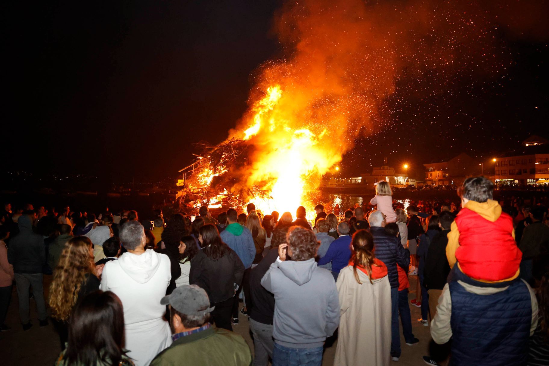 Panxón volvió a iluminarse en plena noche de San Xoán