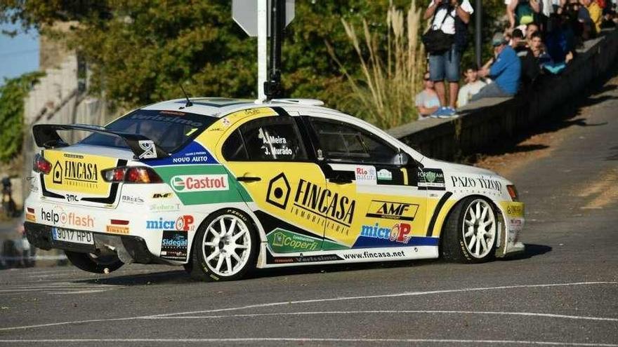 El Mitsubishi de Alberto Meira y Jose Murado negocia una curva en el Rally San Froilán.