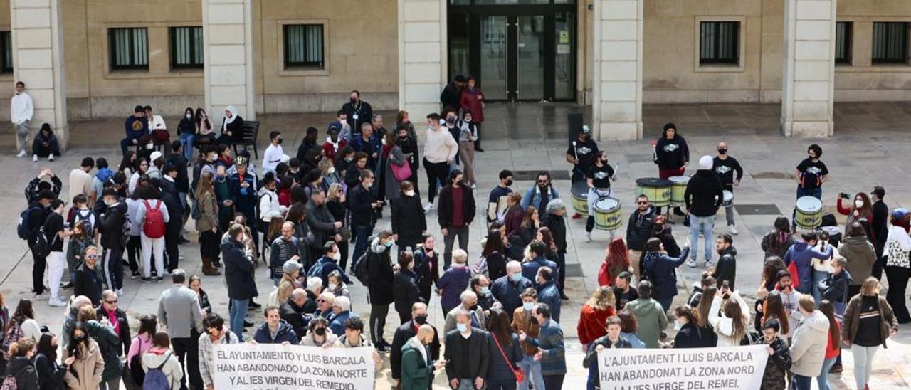 Protesta de profesores del IES Virgen del Remedio y vecinos de la zona norte ante el Ayuntamiento