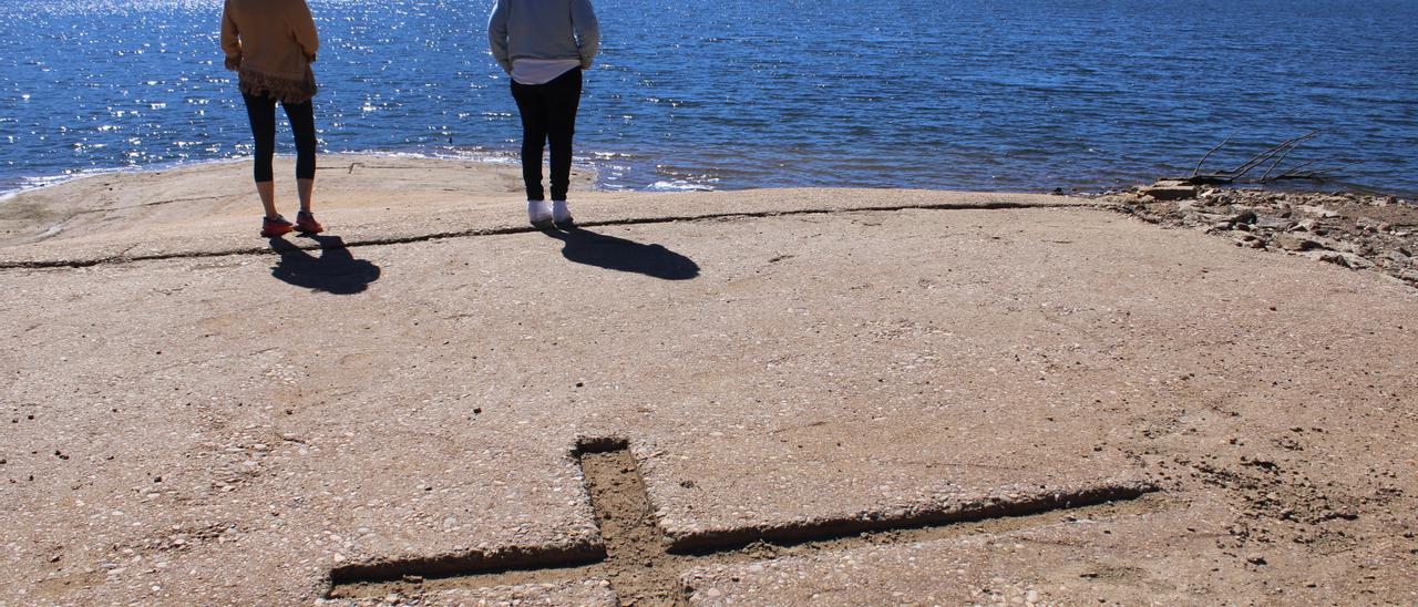 Restos del cementerio de Anta de Tera, el pueblo olvidado de Zamora que emerge entre las aguas del embalse de Valparaíso.