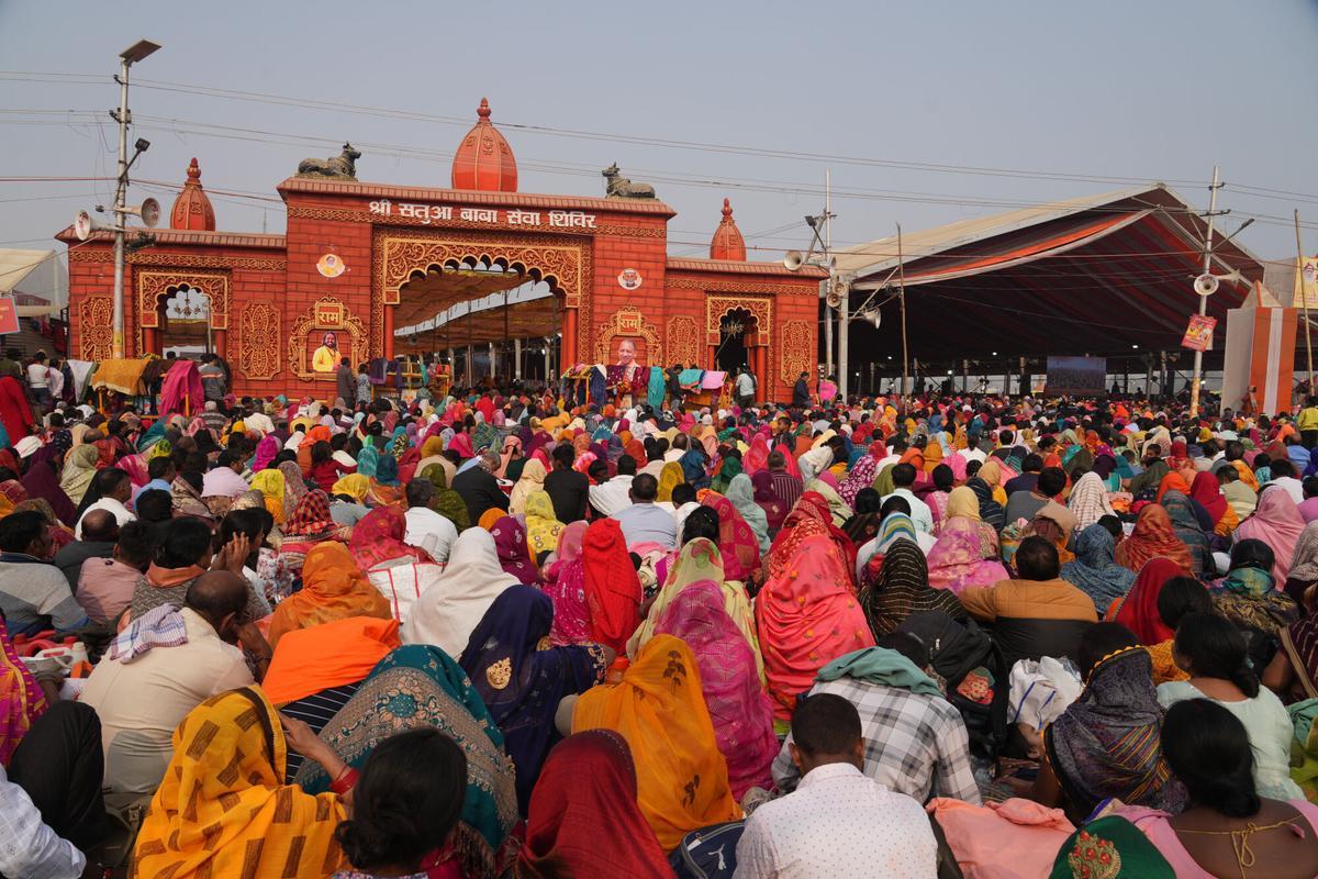 Prayagraj, India, 27 de enero de 2026. Devotos indios del líder religioso Pandit Pradeep Mishra