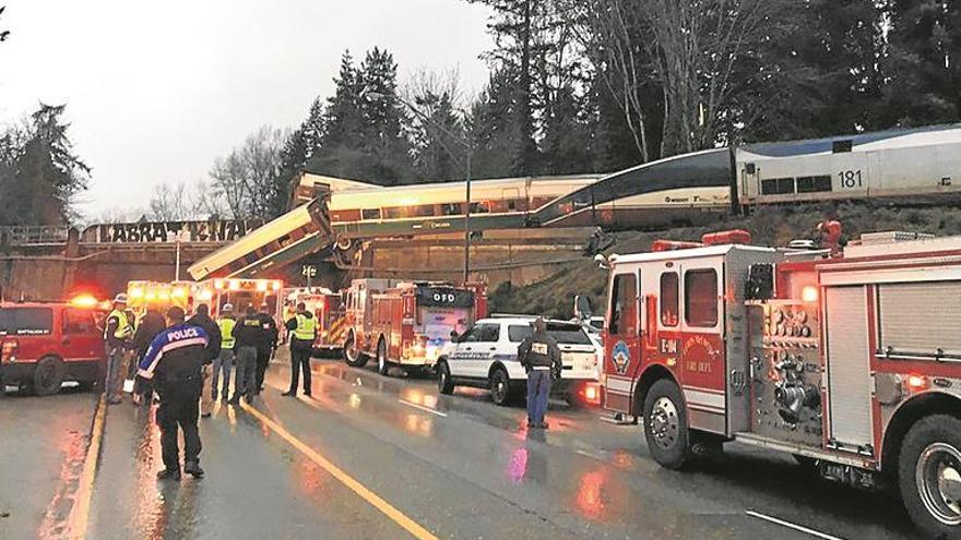 Seis muertos al descarrilar un tren en un puente en EEUU