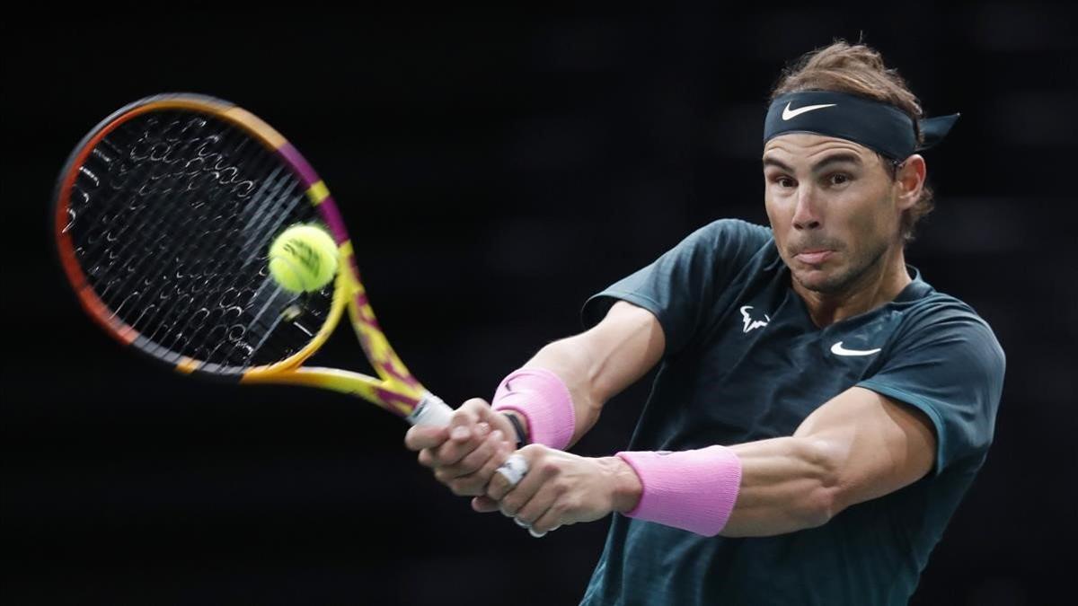 Nadal devuelve un revés a Zverev en París.