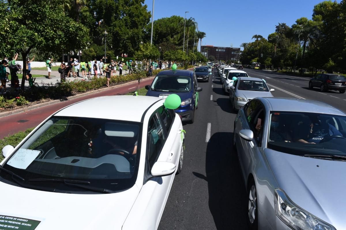 Caravana de coches en Córdoba por una vuelta al cole segura