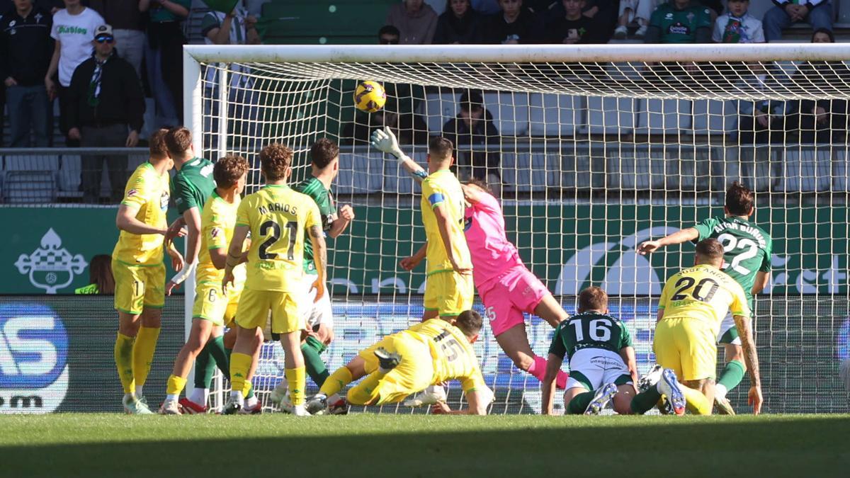 Helton detiene el cabezazo de David Castro