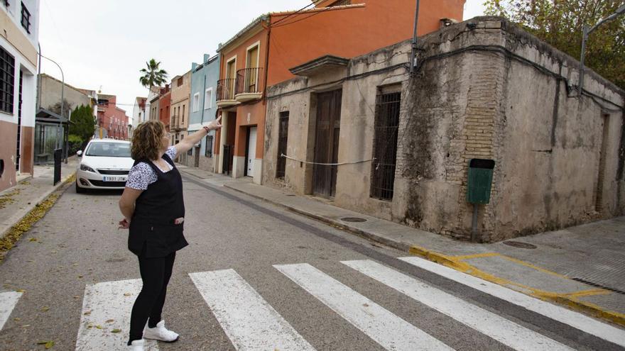 Un casa en ruina contagia la suciedad al vecindario